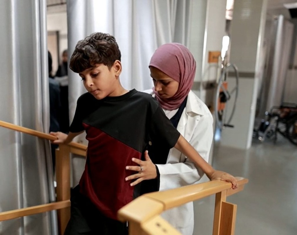 الطفل الفلسطيني محمد المصري المصاب بمتلازمة غيلان باريه، يتلقى تأهيلا طبيا في مستشفى الأمل التابع للهلال الأحمر الفلسطيني في خان يونس، قطاع غزة.